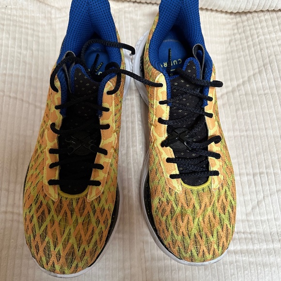 UNDER ARMOUR CURRY - Picture 1 of 5